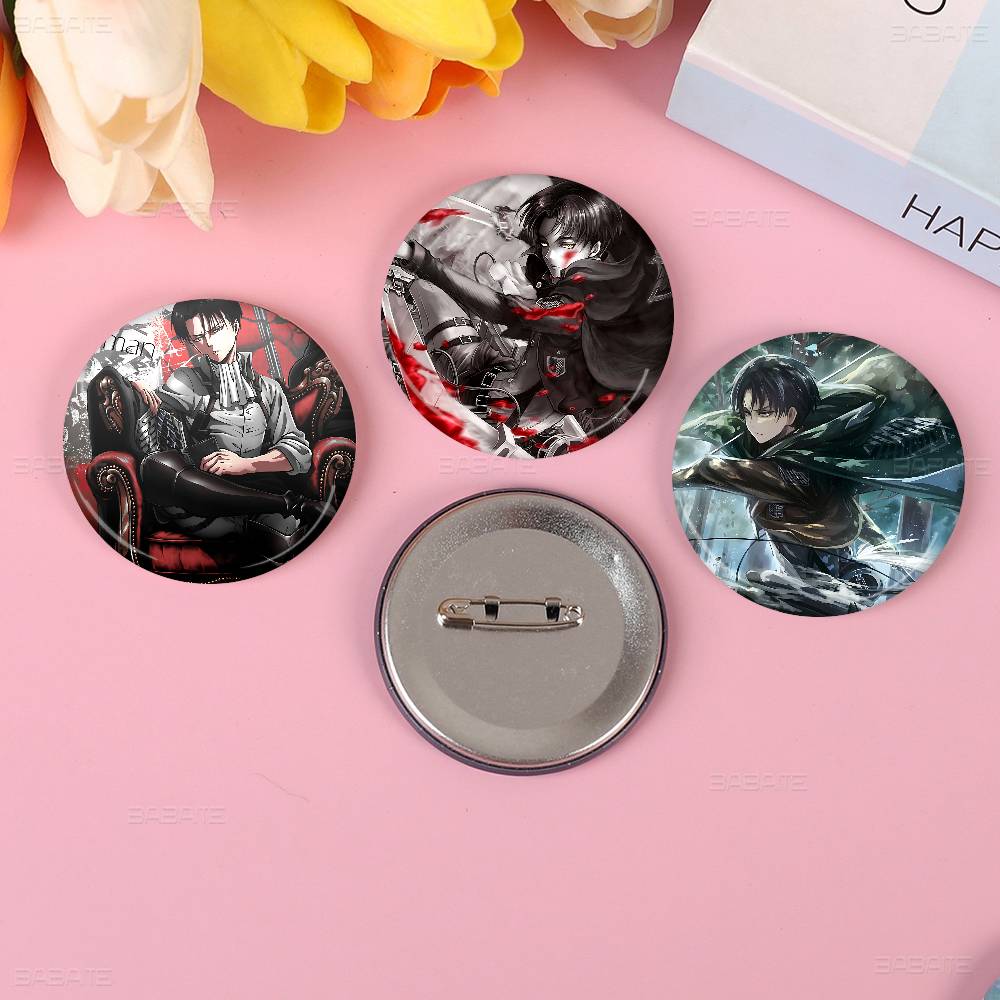 Przypinka A-Attack O-On T-Tita – Levi Jewelry & Watches Inc recenzja i cena